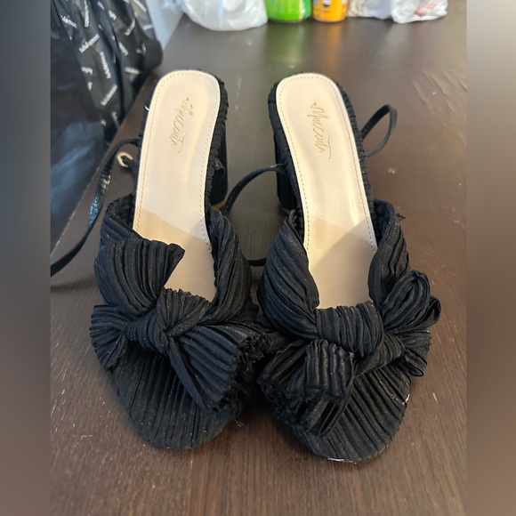 Cute little black heels - Picture 1 of 2